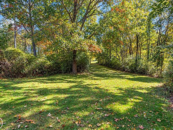 3rd image of 122 Howland Pines Dr