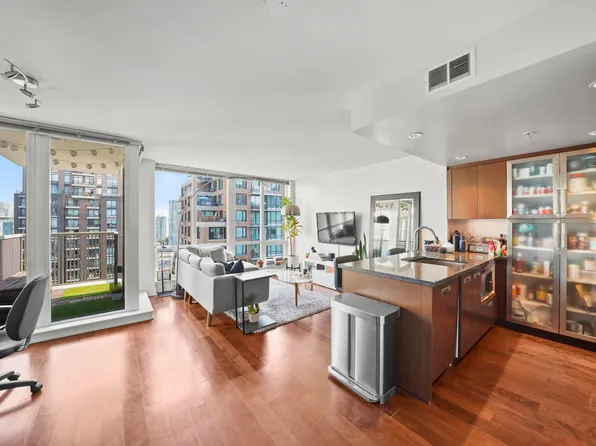 1055 Richards St #1708, Vancouver, BC V6B 0C2