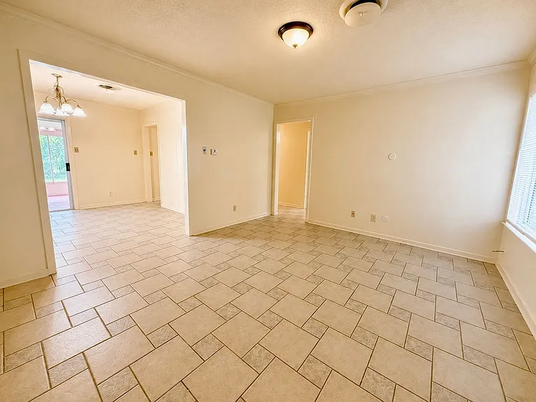 1512 S Ws Young Dr — Photo 2