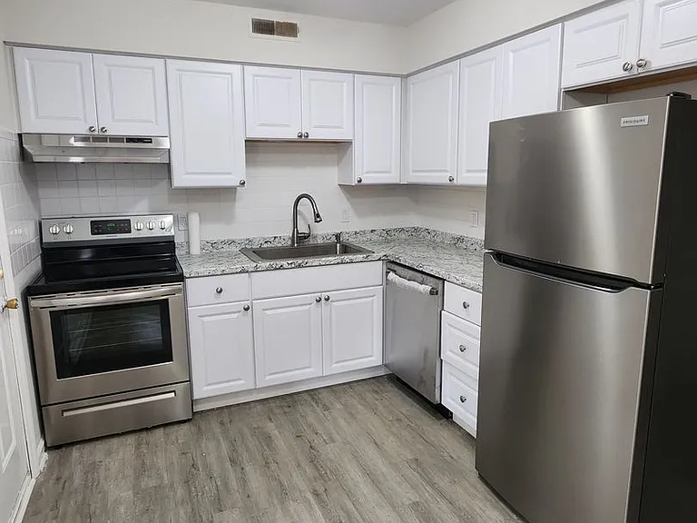 612 Davie Ave — Photo 2