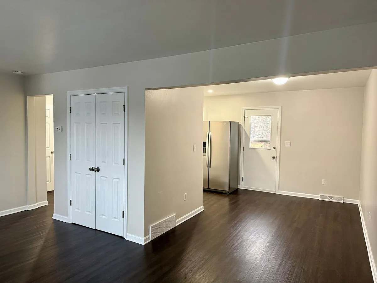 Building Photo - 2904-2910 Tamarack Dr