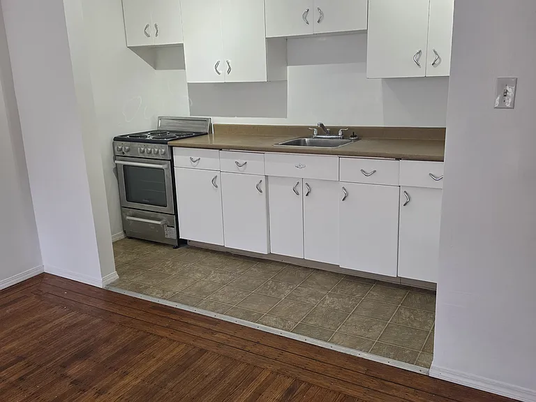 321 Agnes St — Photo 10