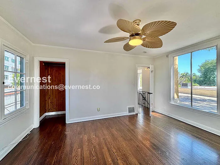 132 N Crescent Heights Blvd — Photo 20
