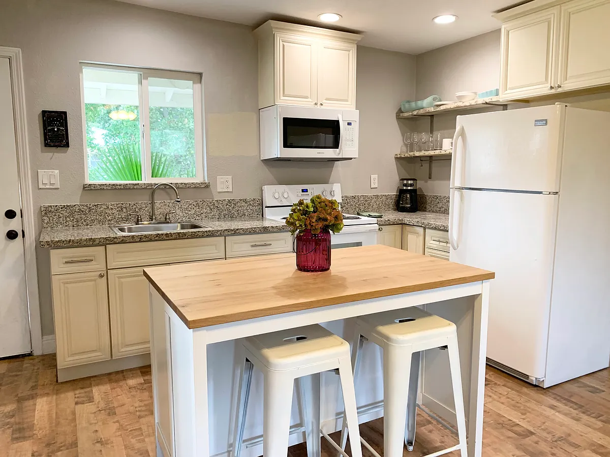 Building Photo - 972 Casilada Way