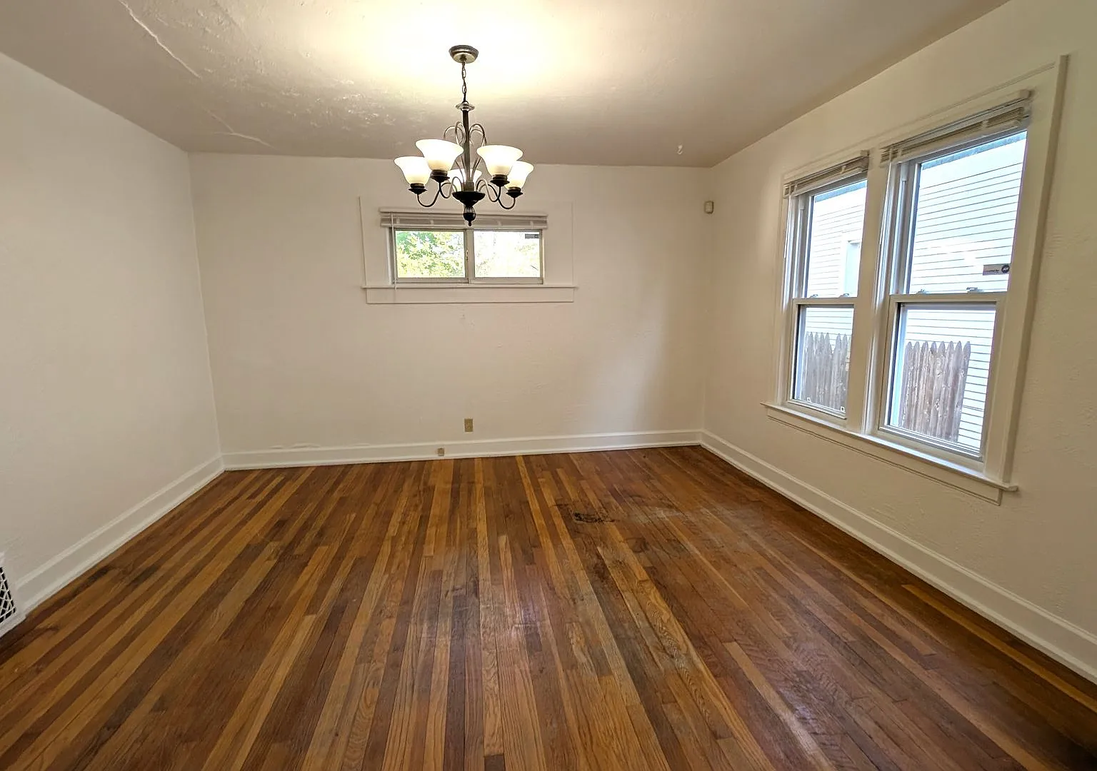 1252 Fleming, 3 bedroom house with basement and garage — Photo 4