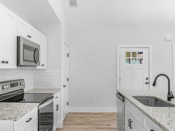 4th image of 319 Newcastle Ave
