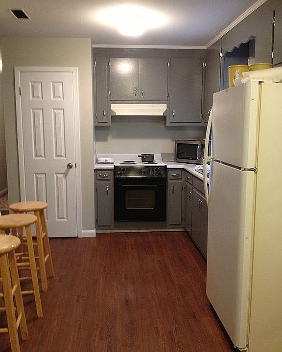 2nd image of 410 W 18th Plz