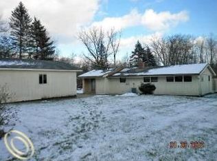 6172 Borowy Dr, Commerce Township, MI 48382