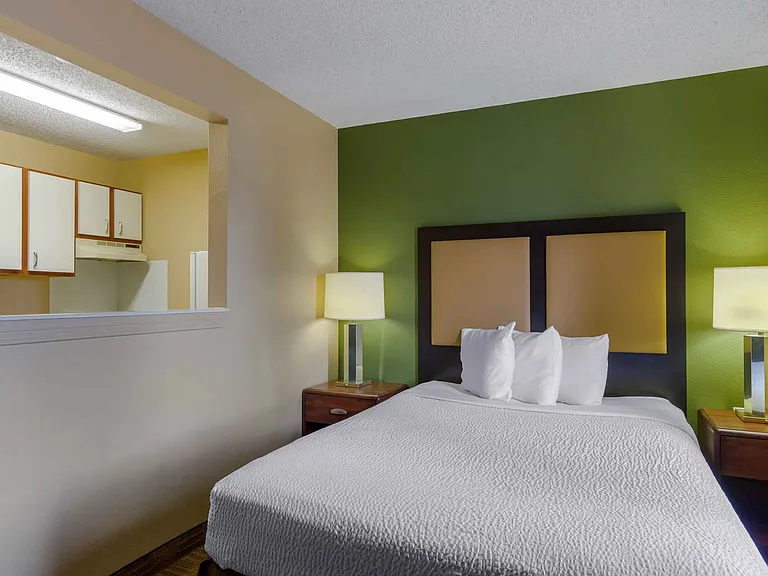 Deluxe Studio - 1 Queen Bed