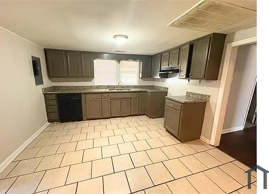 3 bed, 878 sqft, $1,200 — Photo 3