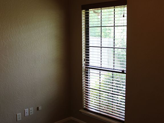 5th image of 3012 NE Stratford Cir