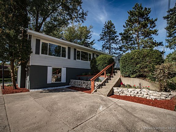 2nd image of 4657 Wakefield Ave NE