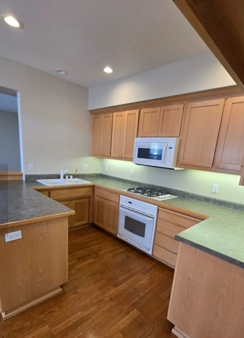 Large 2 bedroom close to downtown — Photo 3