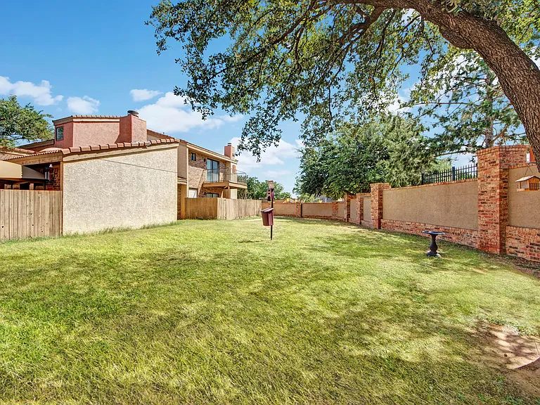 Las Colinas — Photo 17