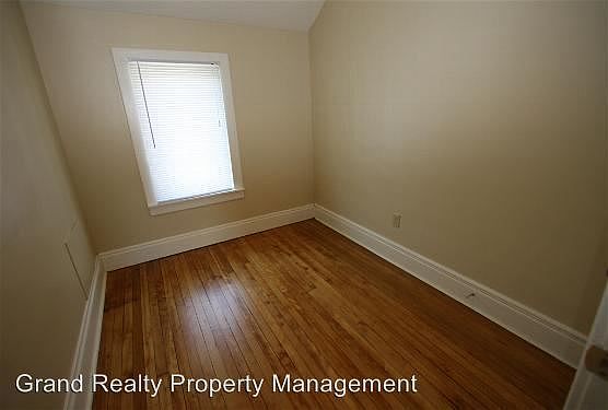 5th image of 2614 University Ave NE Unit 2