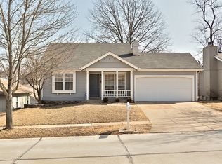 1106 Treetop Village Dr, Ballwin, MO 63021