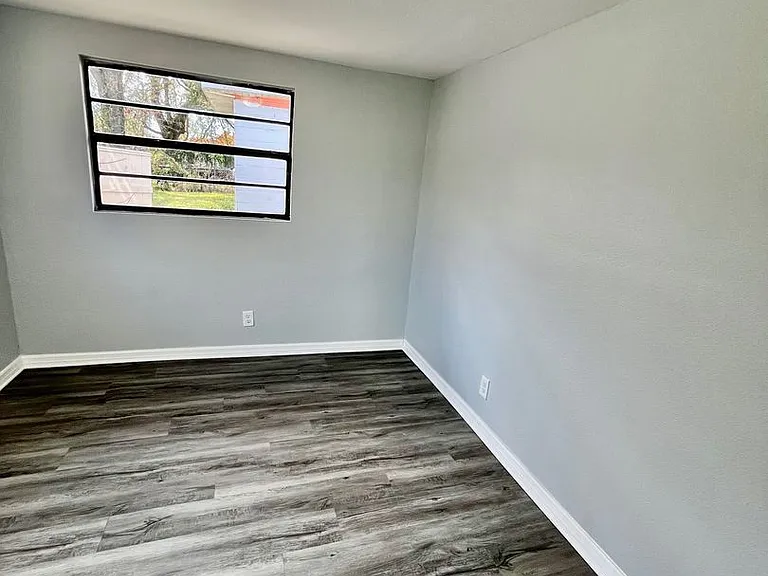2554 Palm Dr NE — Photo 3