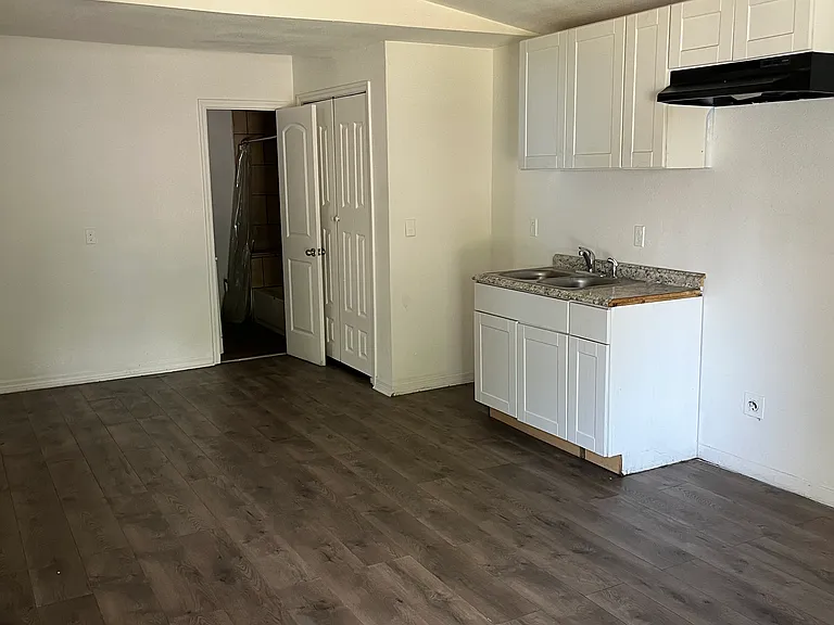 818 E 5th St — Photo 3