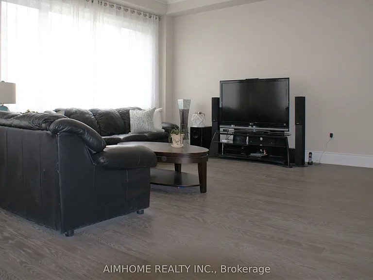 39 Scrivener Dr — Photo 9