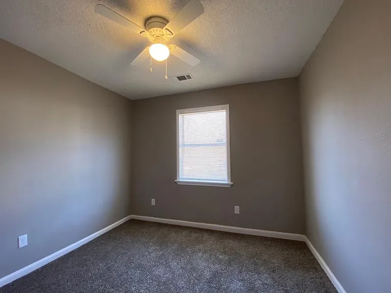 661 Whitehaven Ln — Photo 4
