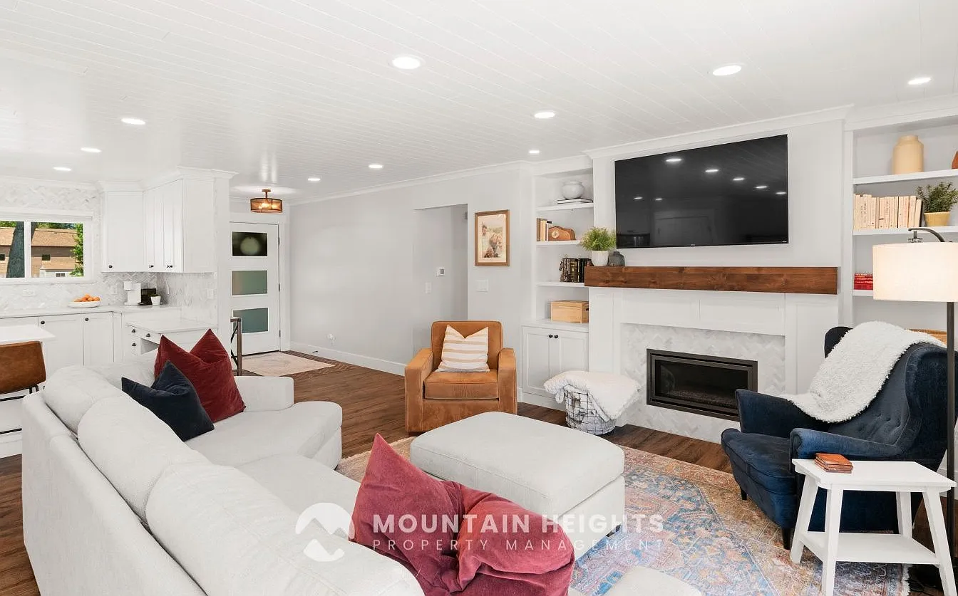 6 bed, 3.0 bath, 3500 sqft, $4,400 — Photo 2