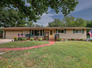 1704 E 8th Ave, Winfield, KS 67156