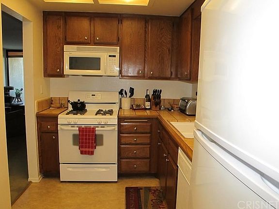 5th image of 23541 Victory Blvd Unit 3