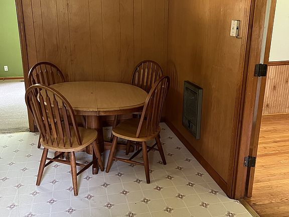 4th image of 376 Main St S