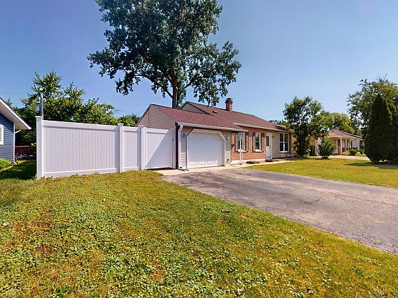 3rd image of 100 Edgewood Dr