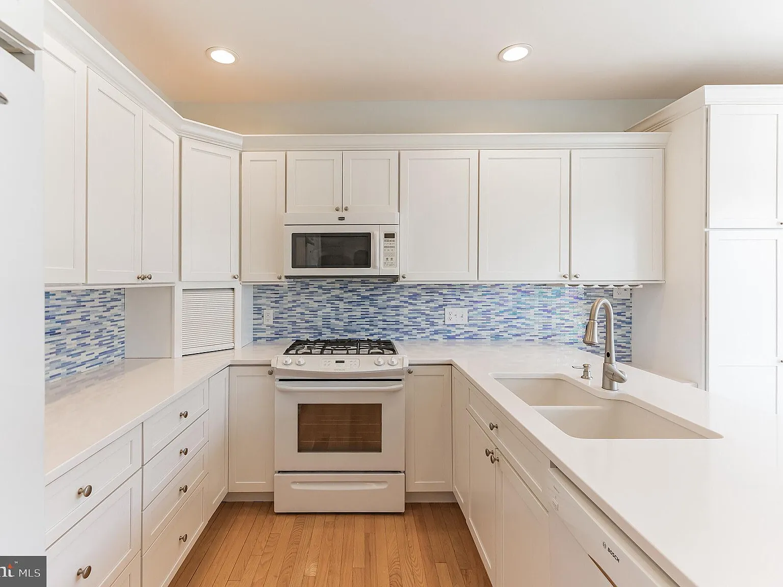 2 bed, 4.0 bath, 1952 sqft, $3,000 — Photo 2