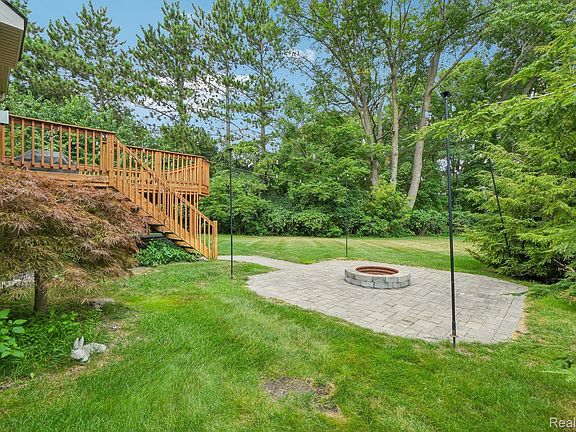 3rd image of 1225 Cambridge Cir