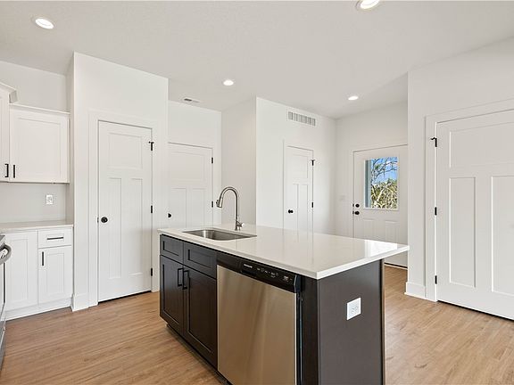 3rd image of 1009 Summerset Pl
