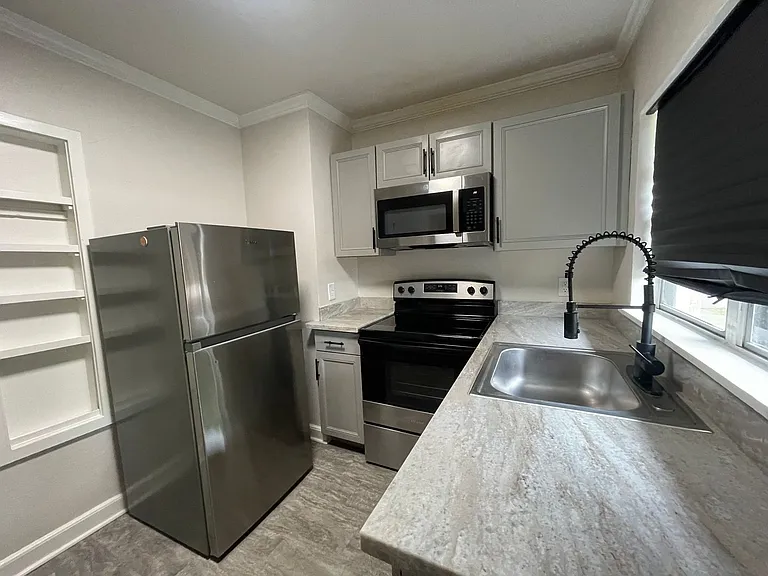 2219 Gilbert Dr — Photo 8