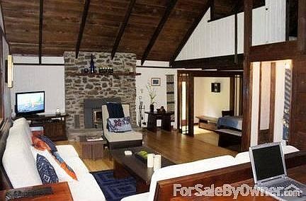 Living Area
						:
						high ceilings, fireplace and wooden bamboo floors