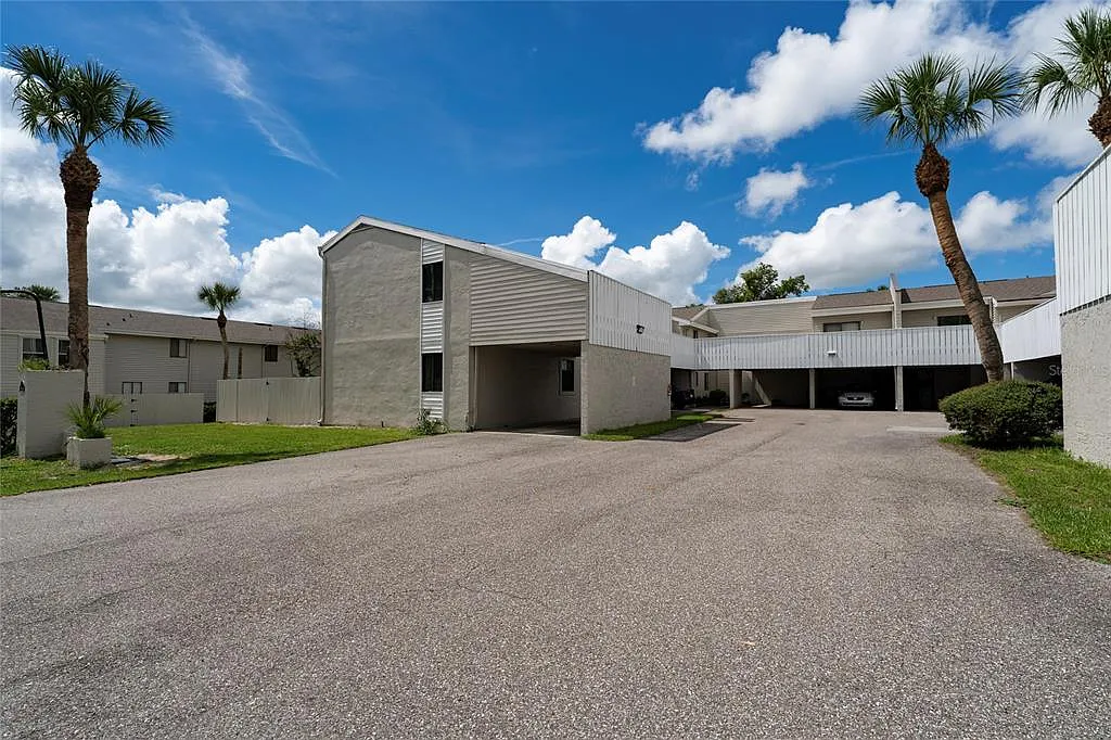 3 bed, 2.5 bath, 1231 sqft, $2,400 — Photo 3