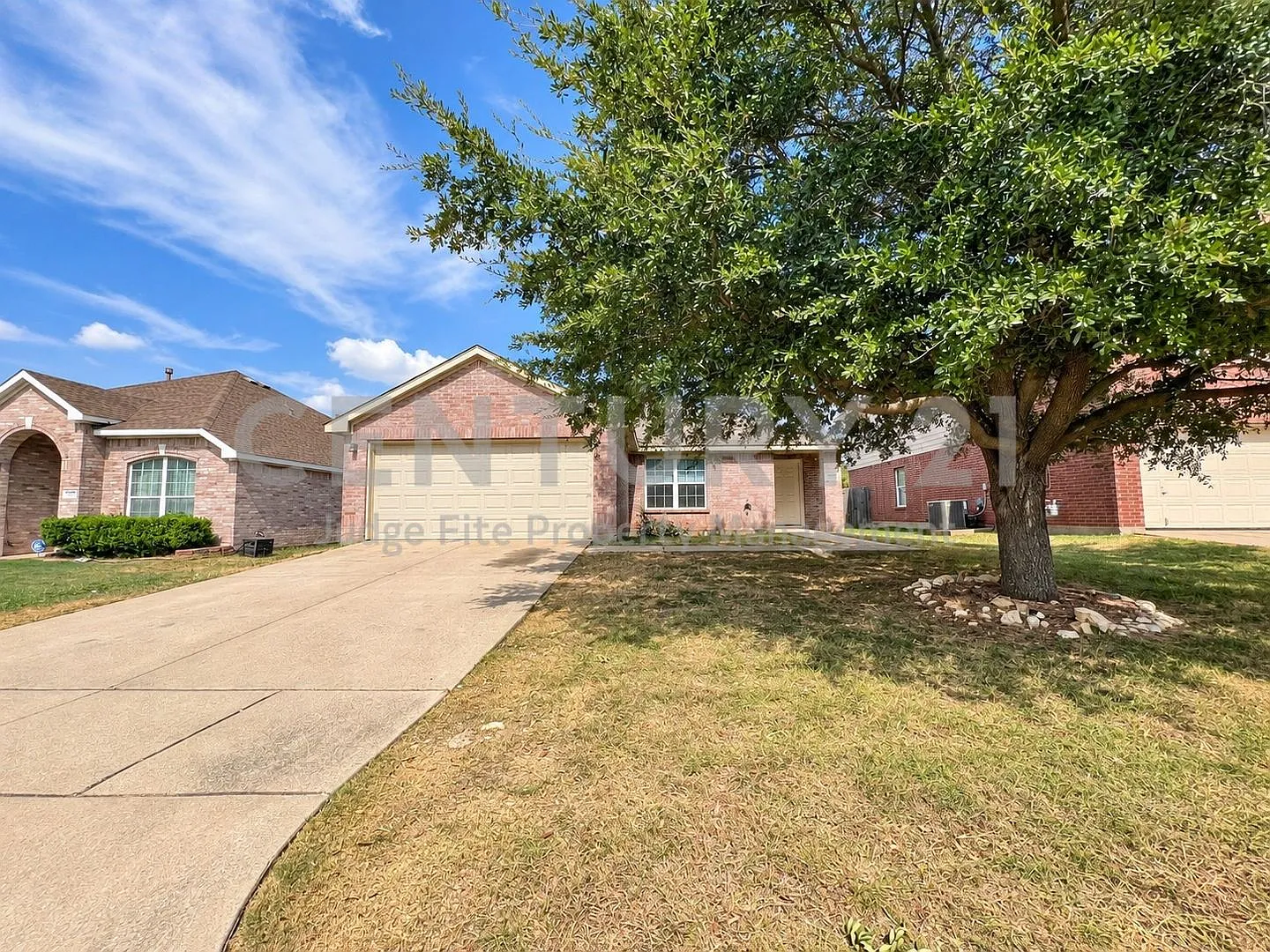 Freshly Updated 3/2/2 in Great Fort Worth Location For Rent! — Photo 1