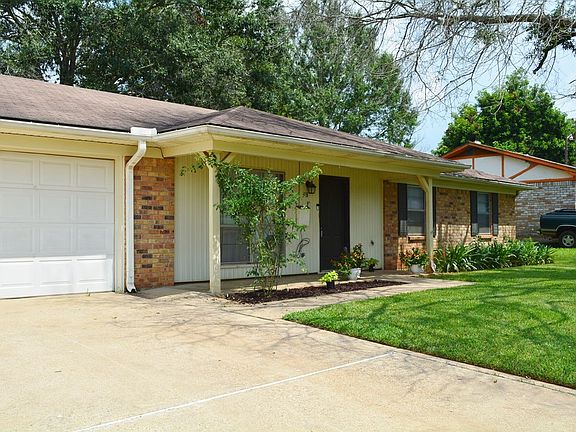 3rd image of 318 Chestnut Dr