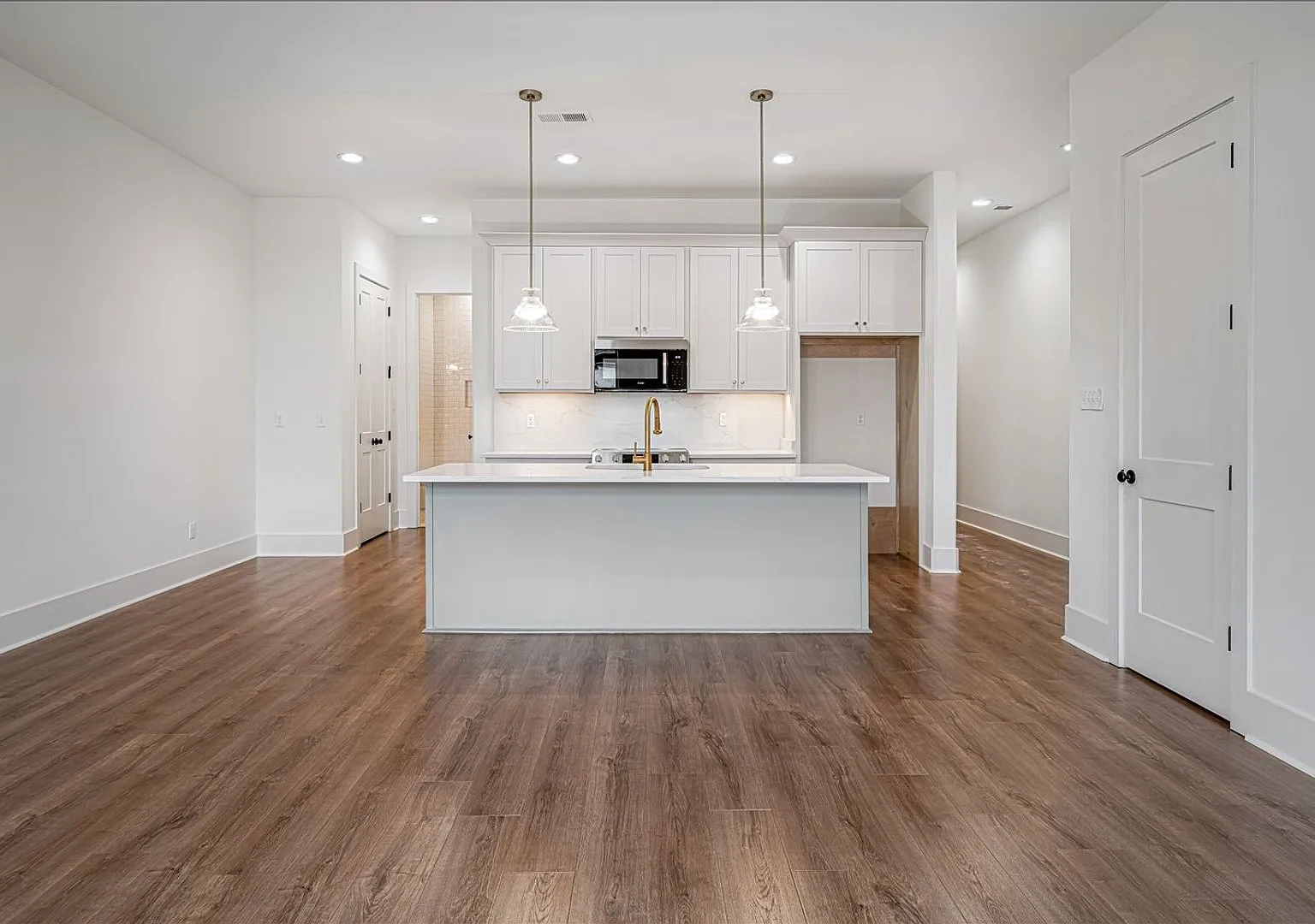Brand New Luxury Townhome — Photo 4