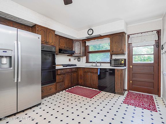 3rd image of 174 N Railroad St