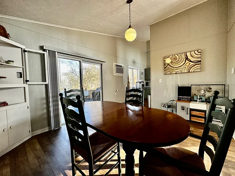 390 Red River Rd — Photo 2