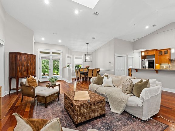 5th image of 364 Amelia Ln