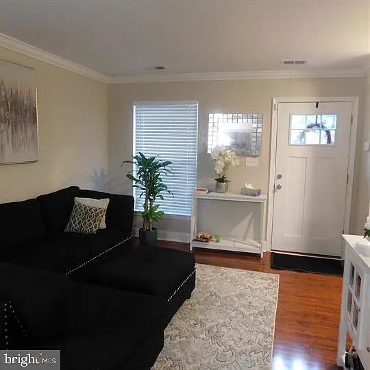 3 bed, 1.5 bath, 1024 sqft, $2,200 — Photo 3