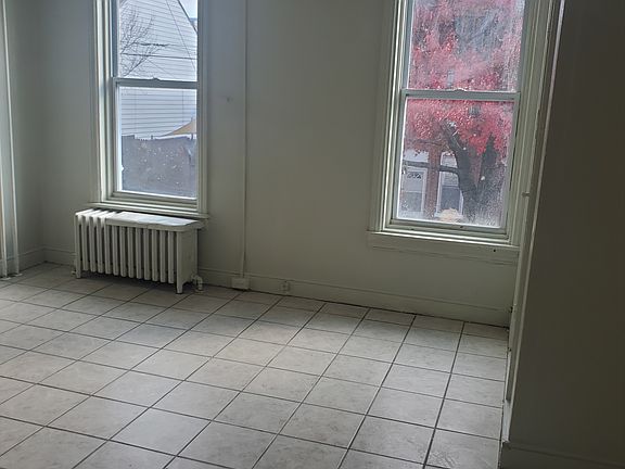 5th image of 402 Muench St