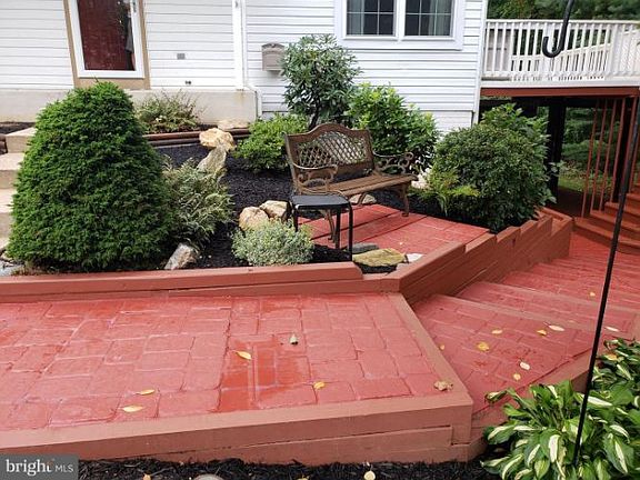 3rd image of 450 Darby Ln