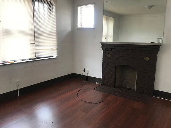 4th image of 3200 N Dakota St