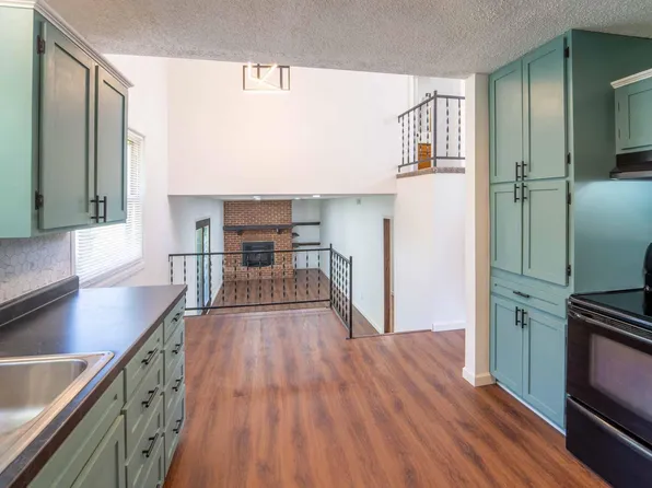 1015 S Clark Avenue, Bolivar, MO 65613