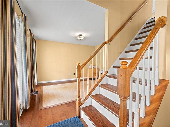 5th image of 283 Jenny Lind Dr