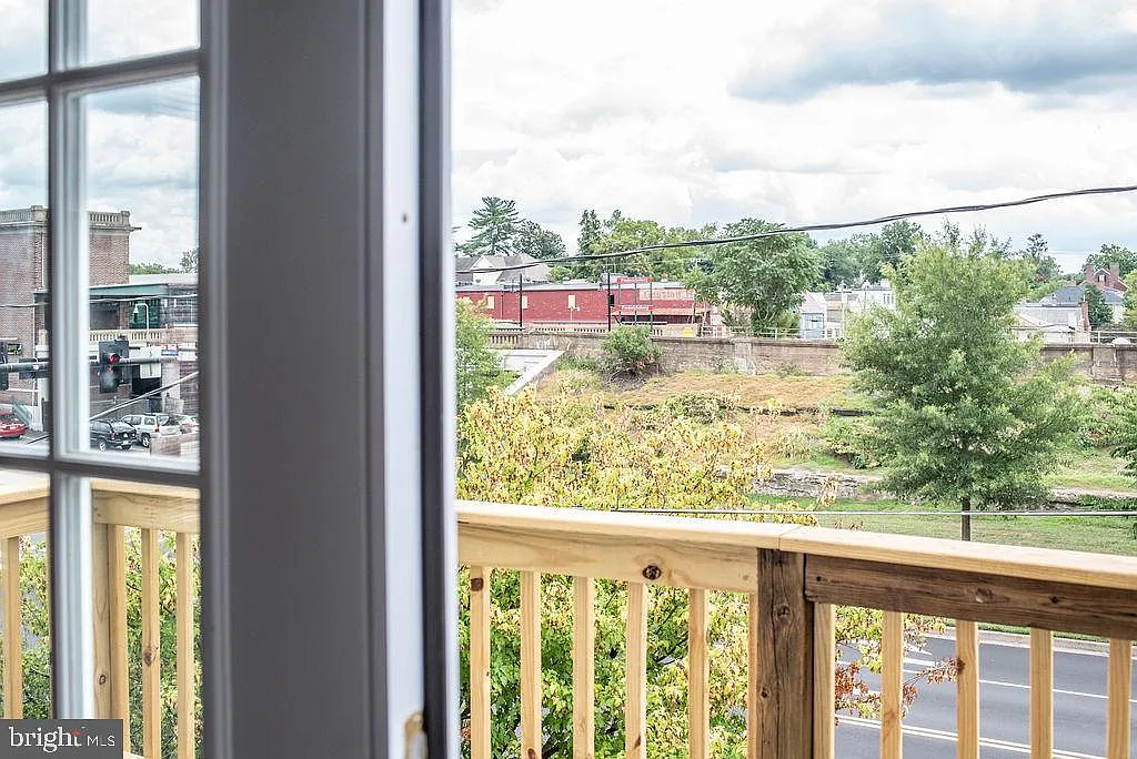 2 bed, 1.0 bath, 900 sqft, $2,195 — Photo 1