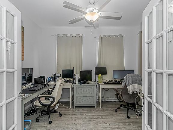 5th image of 936 Shipmaster Ave.