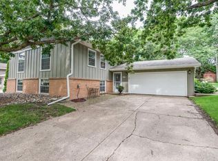 7164 Coachwood Rd, Woodbury, MN 55125
